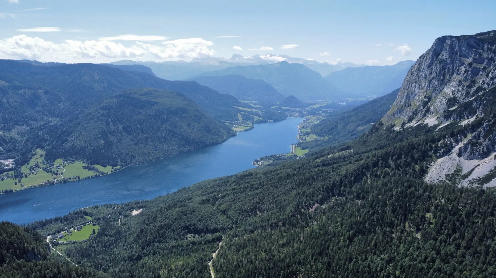 Dronebeeld van een bergmeer tussen bergen