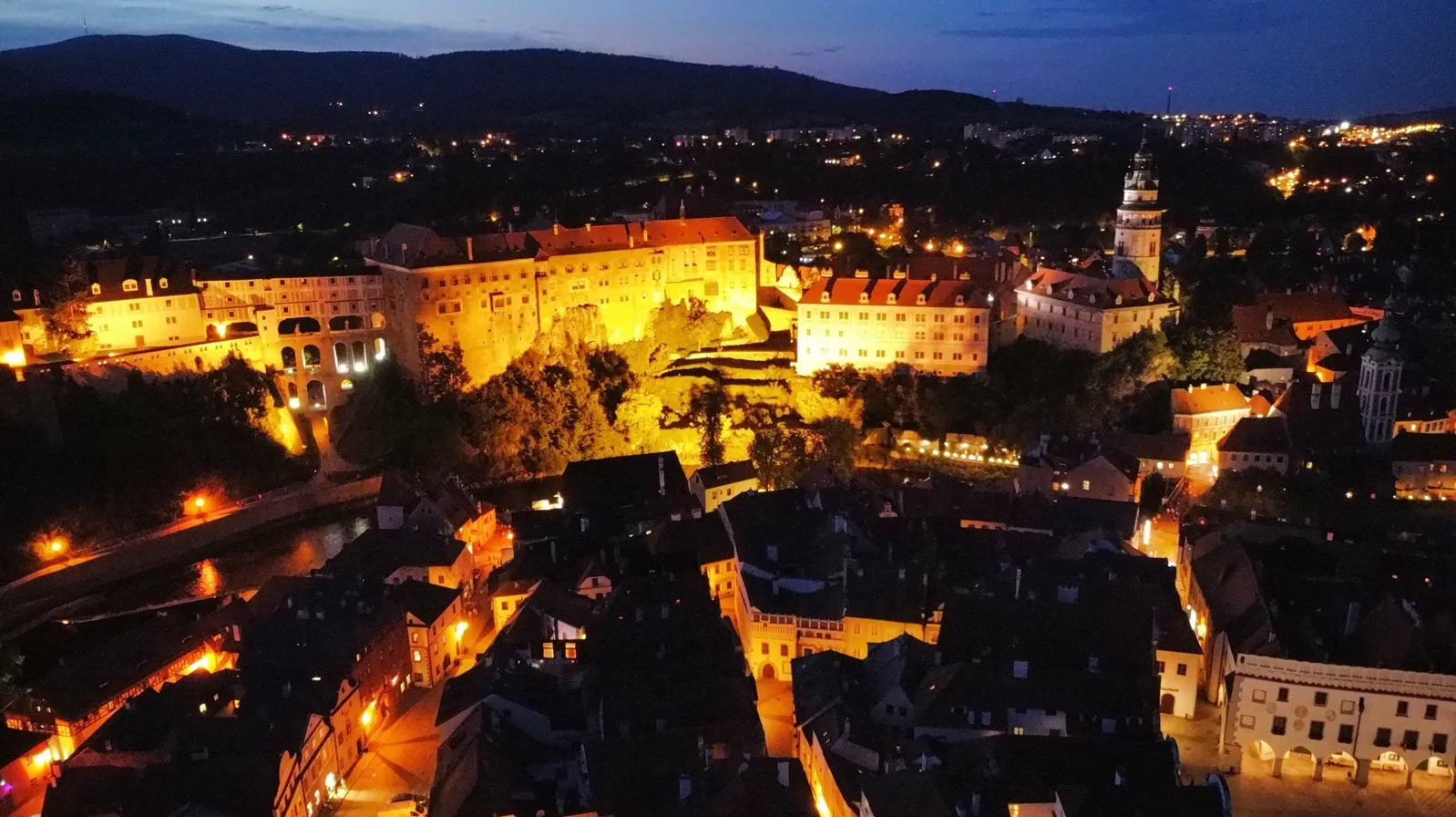 Nachtelijk dronebeeld van verlichte historische gebouwen