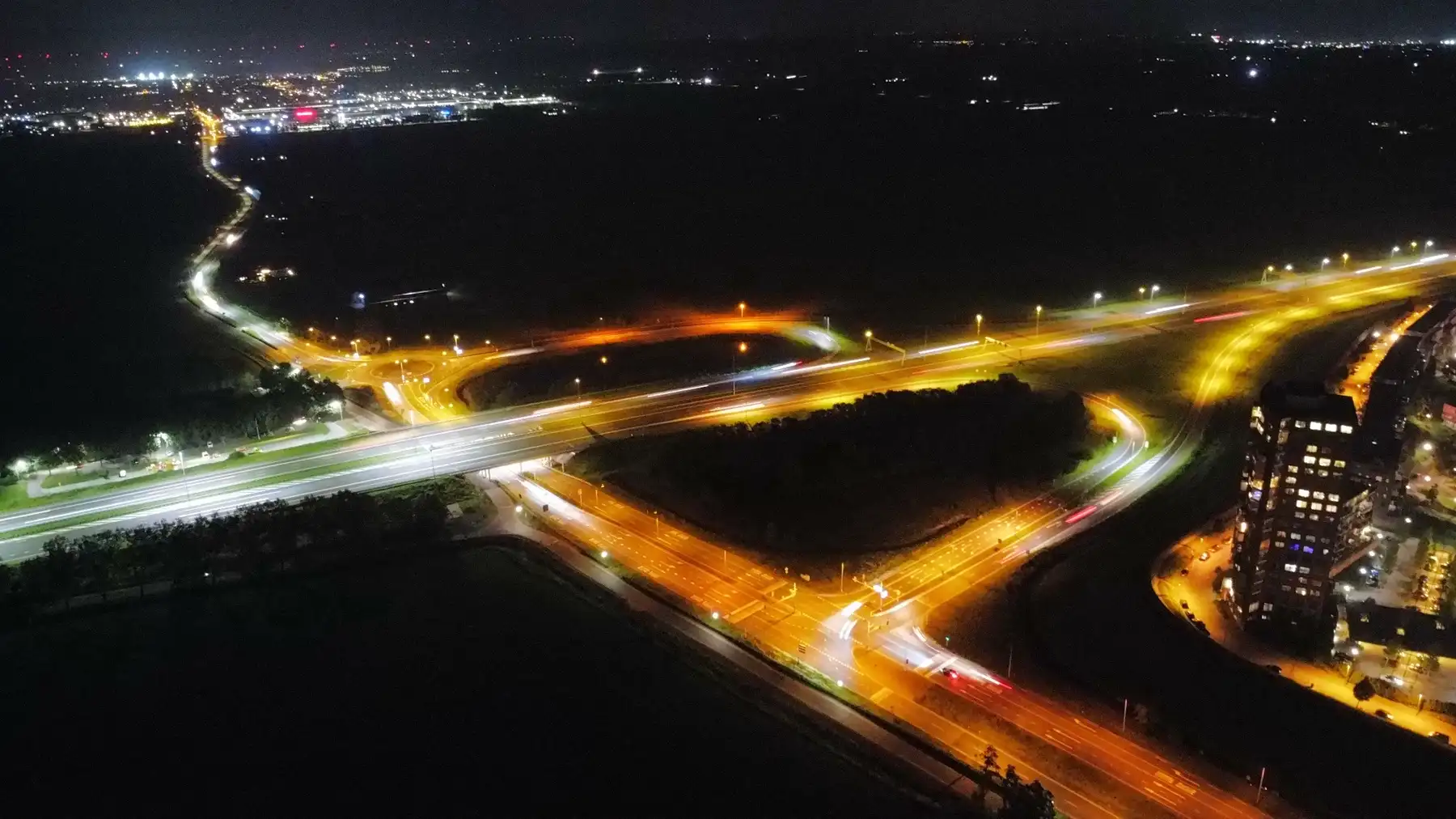 Dronefoto van verlichte wegen in de nacht